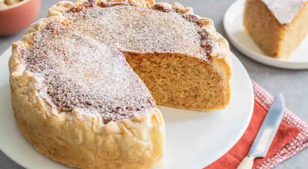 Una fetta di torta russa di Verona, spolverata di zucchero a velo, su un piatto bianco.
