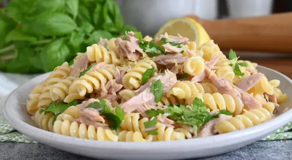 Pasta fredda estiva con tonno, limone e basilico fresco. Un piatto leggero e gustoso, perfetto per le giornate calde.