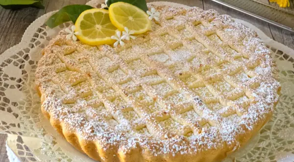 Deliziosa crostata babbaiola con scorze di limone e zucchero a velo, pronta per essere gustata.