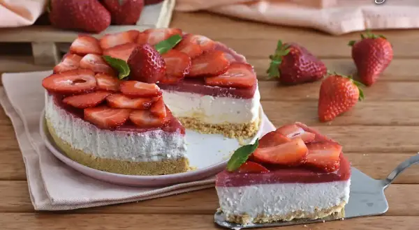 Delizioso cheesecake alle fragole, con strati cremosi e una copertura succosa di fragole fresche. Perfetto per ogni occasione.