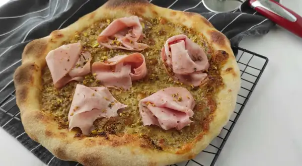 Pizza con mortadella e pistacchio, un connubio di sapori unico.