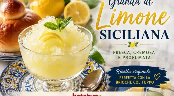 Granita al limone siciliana ricetta originale, fresca e cremosa, servita con brioche col tuppo.