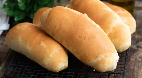 Panini all'olio dorati e fragranti, pronti per essere farciti.