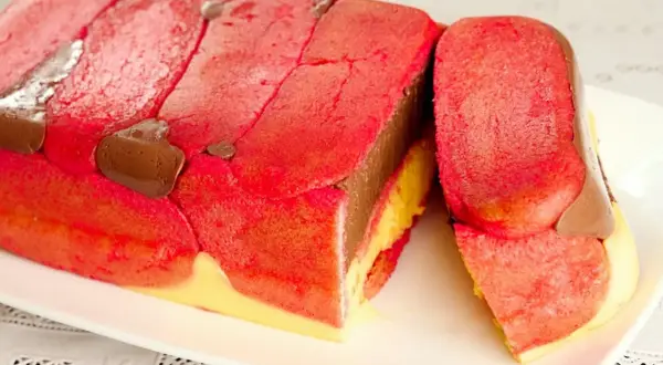 La zuppa inglese ricetta originale emiliana, con savoiardi rossi, crema al cioccolato e crema pasticcera.