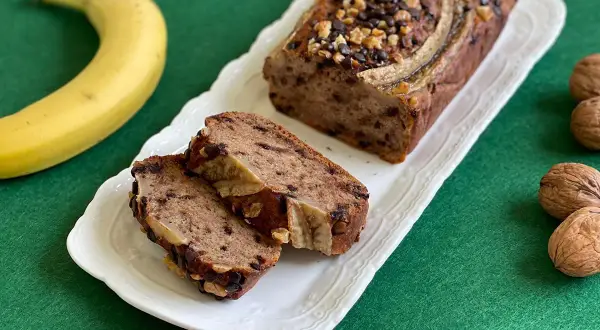 Delizioso banana bread light, con gocce di cioccolato e noci, pronto per essere gustato.