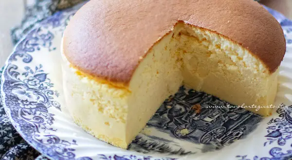 Delizioso cheesecake giapponese soffice e leggero, servito su un piatto decorato con un disegno antico.