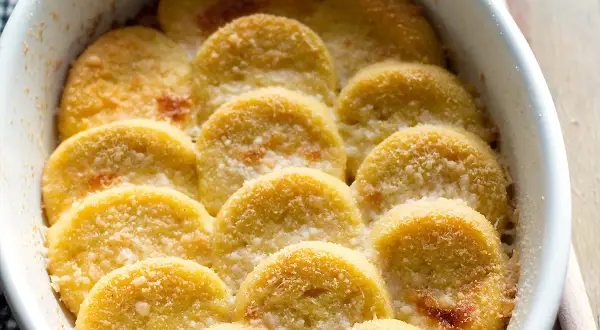 Gnocchi alla Romana dorati e gratinati, un classico di Benedetta Rossi, pronti per essere gustati.