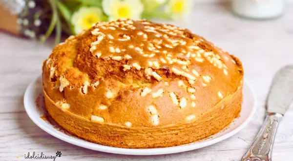 Torta soffice e dorata, con granella croccante, preparata in friggitrice ad aria. Perfetta per la colazione o la merenda.