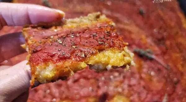 Fetta di pizza con pomodoro e formaggio, preparata con pane raffermo. Un'idea gustosa per recuperare gli avanzi.