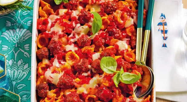 Orecchiette con polpette in sugo rosso, filanti e profumate. Un'idea golosa per le orecchiette ricette.