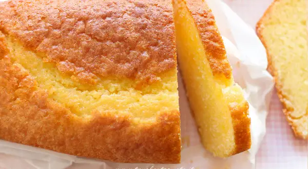 Plumcake allo yogurt dorato e soffice, appena affettato, pronto per una colazione golosa.