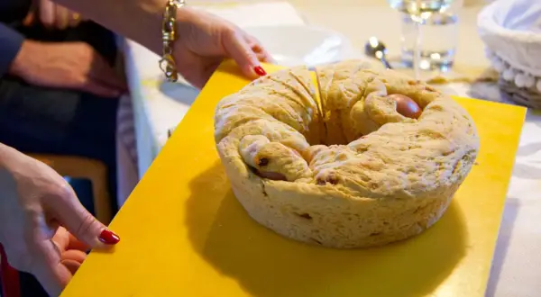 Casatiello lievitazione tutta la notte, pronto per essere gustato. Un impasto dorato e soffice, con uova e salumi incastonati, un vero capolavoro della tradizione.