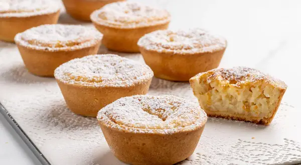 Deliziosi dolci da fare in casa, crostatine con ripieno cremoso e una spolverata di zucchero a velo. Perfetti per ogni occasione.