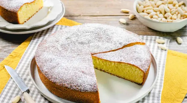 Deliziosa torta con farina di mandorle, spolverata di zucchero a velo, pronta per essere gustata.