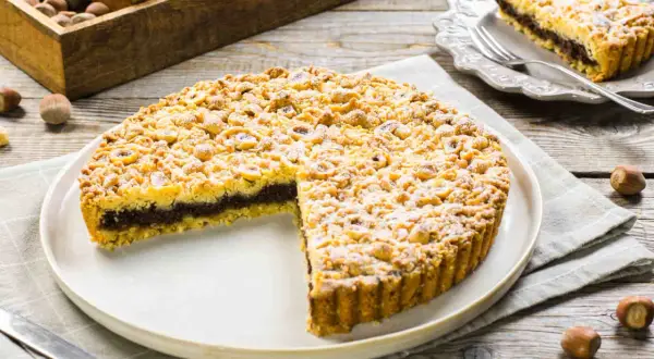 Sbriciolata alla Nutella con tante nocciole croccanti, un dolce invitante pronto per essere gustato.