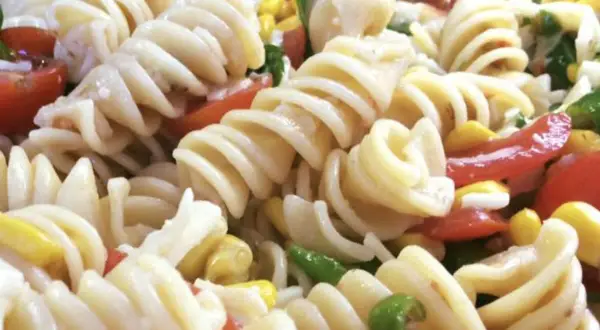 Un primo piatto estivo: pasta fredda con pomodorini, mais e peperoni. Fresca e colorata, perfetta per un picnic.