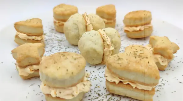 Piccoli panini a forma di cuore e stella, farciti con crema salata, perfetti per una colazione salata.