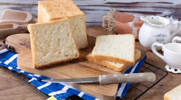 Pane in cassetta fatto in casa, soffice e dorato, pronto per essere gustato. Perfetto per la colazione o uno spuntino.