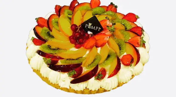 Deliziosa crostata di frutta con fragole, kiwi, pesche e ribes, guarnita con panna montata e un logo "POMPI".