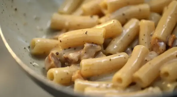 Primo piatto di pasta alla gricia ricetta, con rigatoni cremosi e guanciale croccante.