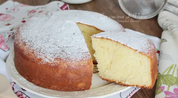 Torta soffice e profumata, preparata con 150 gr di yogurt greco. Perfetta per la colazione o la merenda.