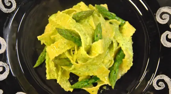 Pasta fresca con asparagi, un piatto cremoso e colorato, ispirato alla ricetta di Benedetta.