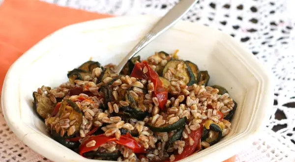 Insalata di farro con zucchine e pomodori secchi, un'idea gustosa per le tue ricette estive.