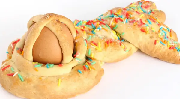 Dolce di Pasqua calabrese con uovo e codette colorate, un classico della tradizione.