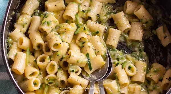Pasta con zucchine, un sapore che ricorda la pasta con zucchine ricetta della nonna, cremosa e profumata.