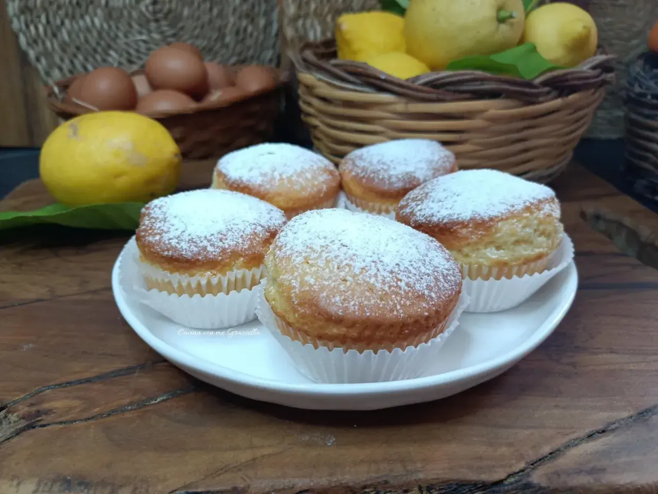 Muffin in friggitrice ad aria con yogurt, spolverati di zucchero a velo, pronti per essere gustati.