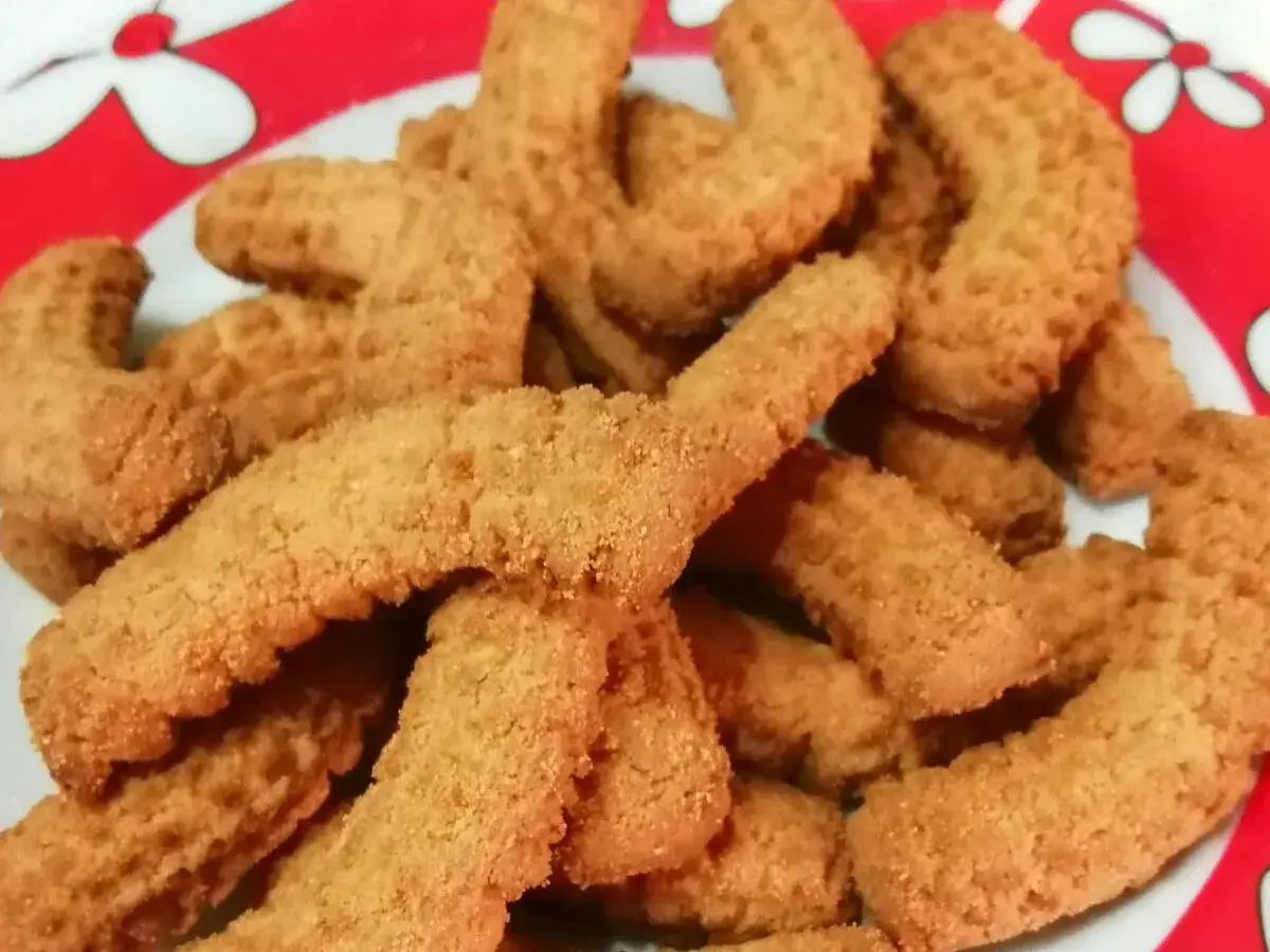 Un piatto pieno di krumiri fatti in casa, pronti per essere gustati. La ricetta perfetta per un dolce semplice e delizioso.
