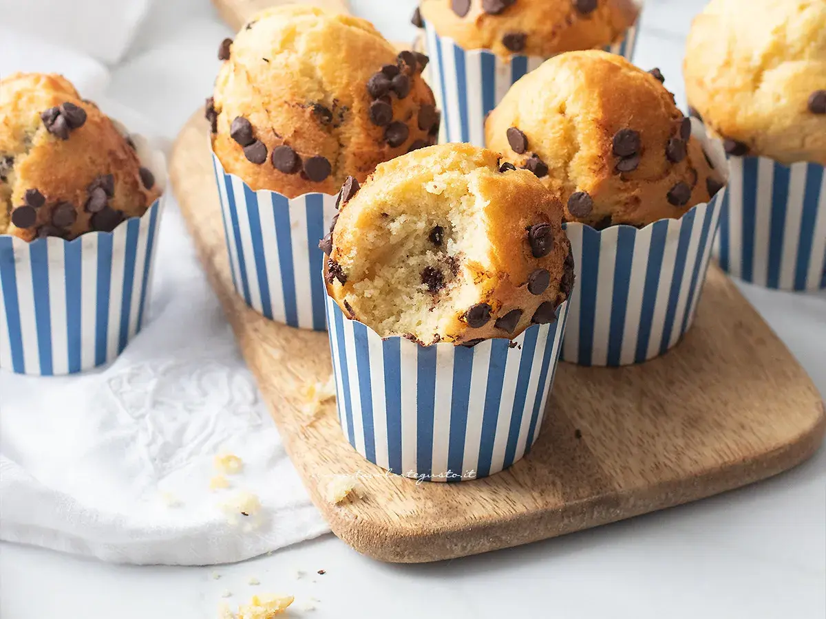 Muffin in friggitrice ad aria con gocce di cioccolato, uno è stato morso mostrando l'interno soffice.