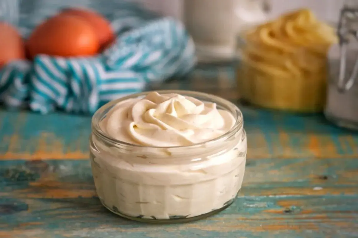 Crema diplomatica soffice e vellutata in un vasetto di vetro, pronta per farcire dolci deliziosi.