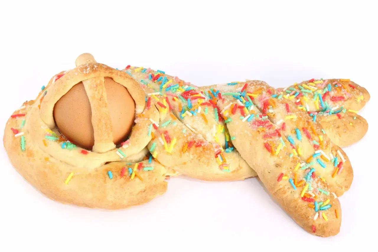 Cuzzupe calabresi della nonna, dolci intrecciati con uovo e confettini colorati, un classico della Pasqua.