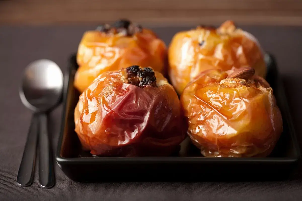 Mele cotte in friggitrice ad aria, caramellate e ripiene di uvetta e mandorle. Un dolce semplice e delizioso.