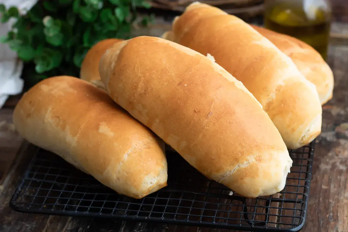 Panini all'olio dorati e fragranti, pronti per essere farciti.