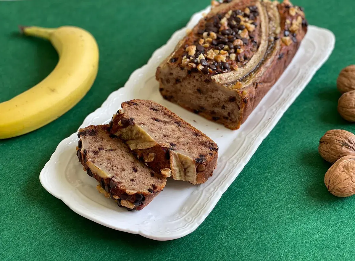 Delizioso banana bread light, con gocce di cioccolato e noci, pronto per essere gustato.