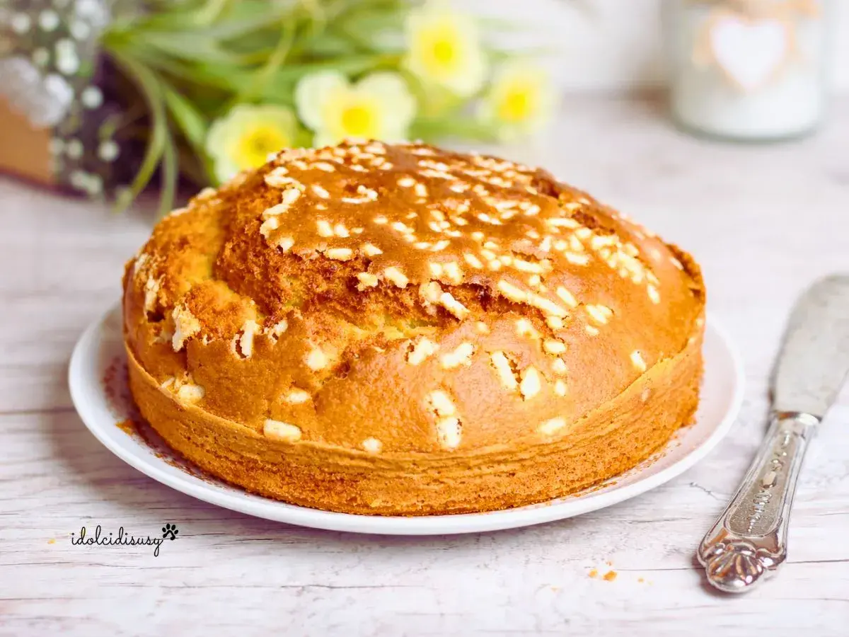 Torta soffice e dorata, con granella croccante, preparata in friggitrice ad aria. Perfetta per la colazione o la merenda.