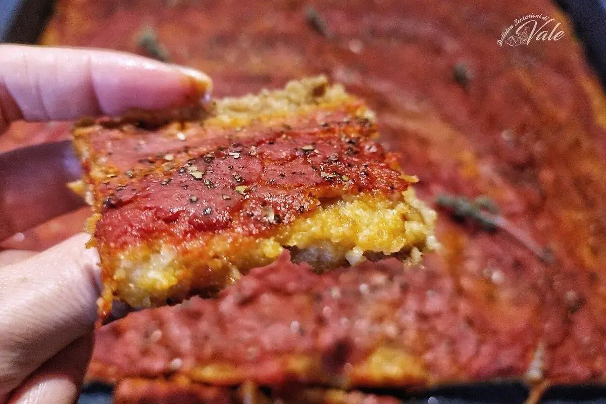 Fetta di pizza con pomodoro e formaggio, preparata con pane raffermo. Un'idea gustosa per recuperare gli avanzi.