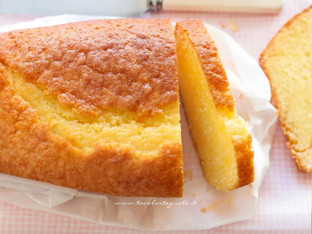 Plumcake allo yogurt dorato e soffice, appena affettato, pronto per una colazione golosa.