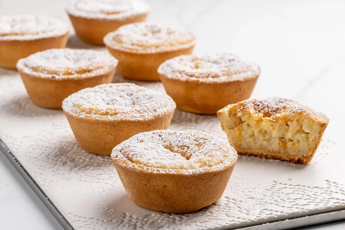Deliziosi dolci da fare in casa, crostatine con ripieno cremoso e una spolverata di zucchero a velo. Perfetti per ogni occasione.