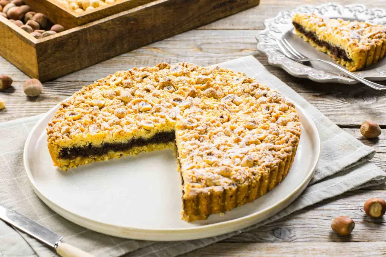 Sbriciolata alla Nutella con tante nocciole croccanti, un dolce invitante pronto per essere gustato.