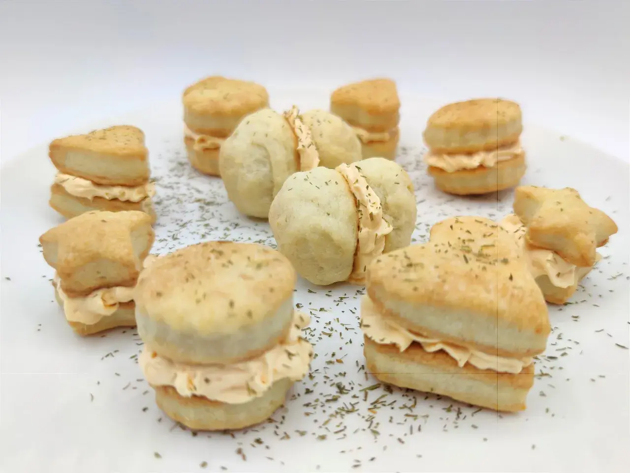 Piccoli panini a forma di cuore e stella, farciti con crema salata, perfetti per una colazione salata.