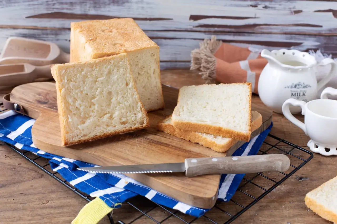 Pane in cassetta fatto in casa, soffice e dorato, pronto per essere gustato. Perfetto per la colazione o uno spuntino.
