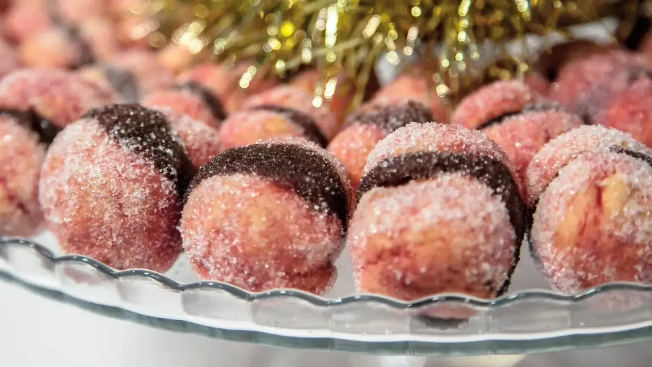 Dolci con alchermes, rotondi e zuccherini, con una fascia scura al centro, pronti per le feste.