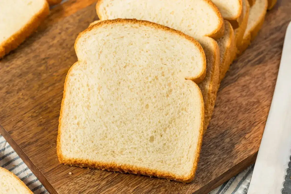 Fette di pane in cassetta fatto in casa, morbido e dorato, pronte per essere gustate.