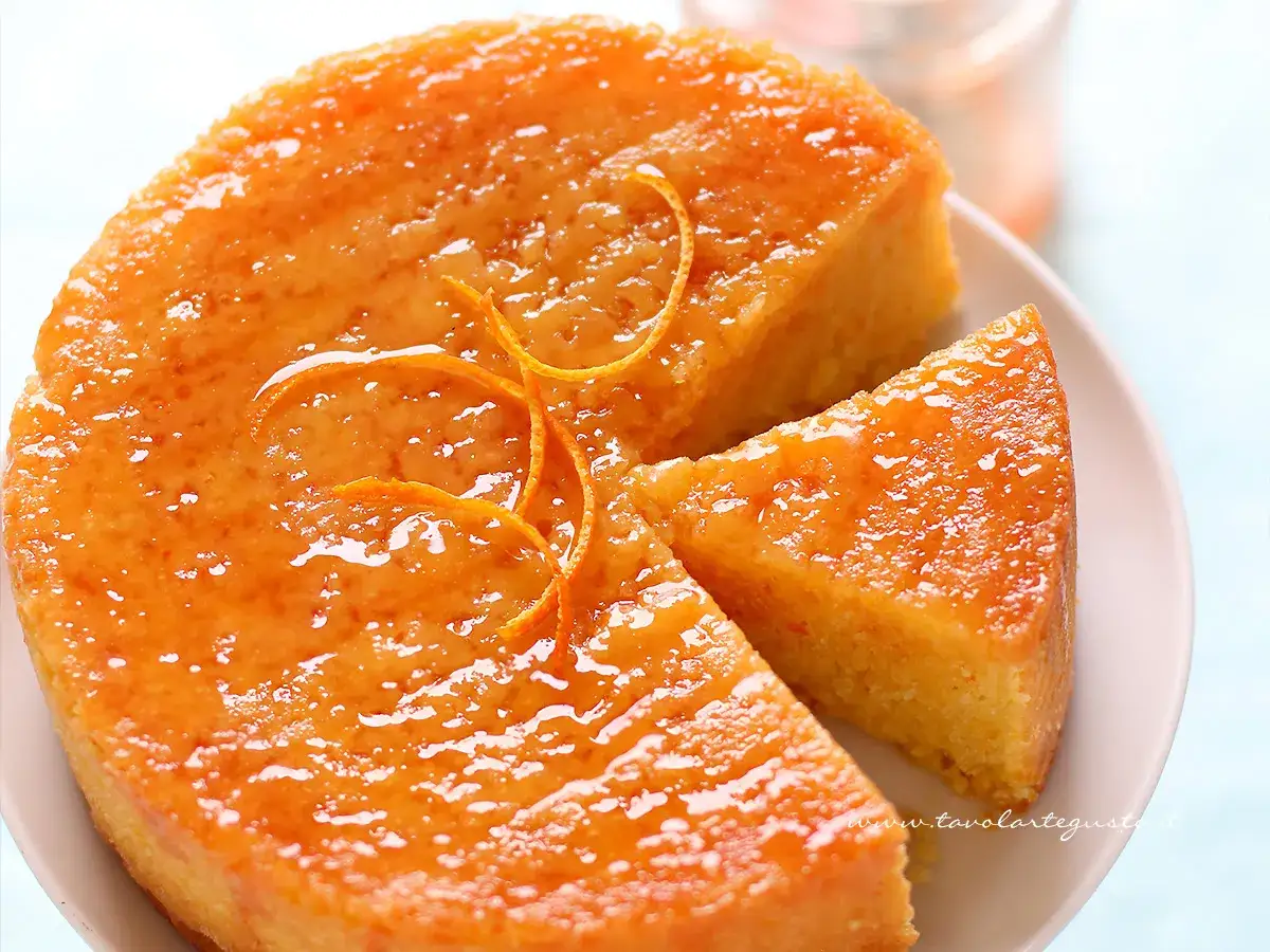 Torta soffice all'arancia, ricetta della nonna, con glassa lucida e scorzette. Un dolce profumato e invitante.