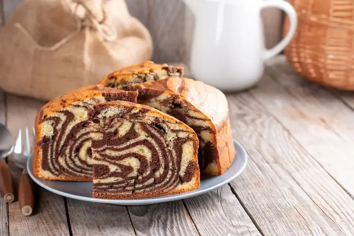 Torta zebrata, perfetta torta in friggitrice ad aria, con un interno a strisce di cioccolato e vaniglia.