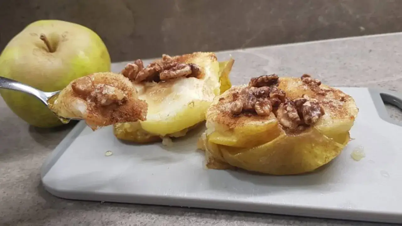 Mele cotte in friggitrice ad aria, dolci e profumate, con noci e cannella. Una delizia pronta da gustare.