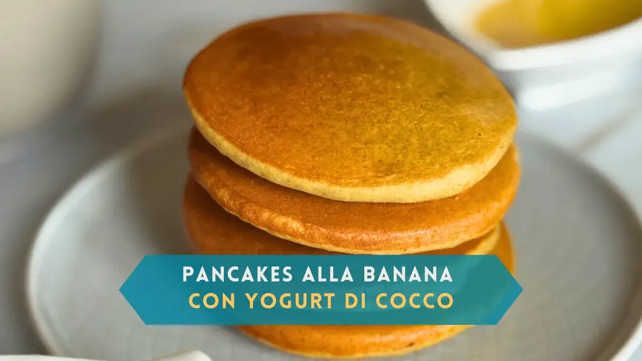 Pancakes alla banana con yogurt di cocco, una pila dorata e soffice, perfetta per una colazione sana e golosa.